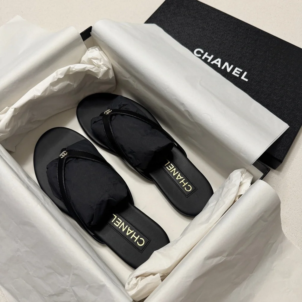 Chanel 25A Black Leather Flip Flops | NIB | Size 39 - Picture 10 of 12